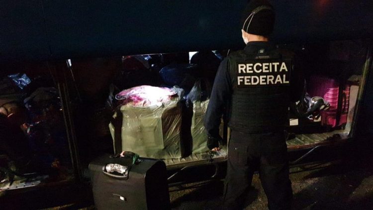 Receita Federal retém 5 ônibus e R$ 475 mil em mercadorias irregulares nesse fim de semana