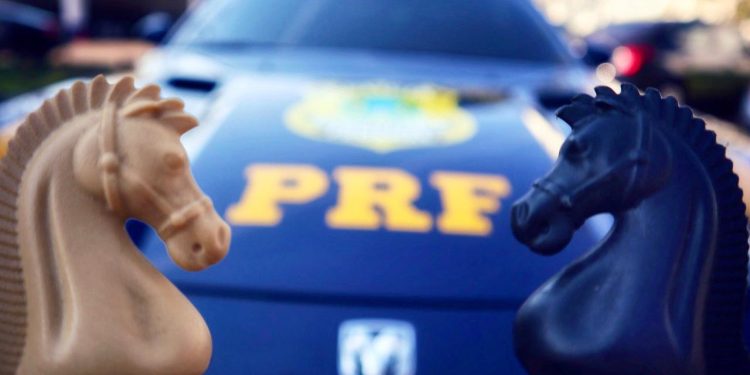 Festa surpresa de 9 anos do pequeno Luiz Gabriel reúne suas duas paixões: a PRF e o xadrez