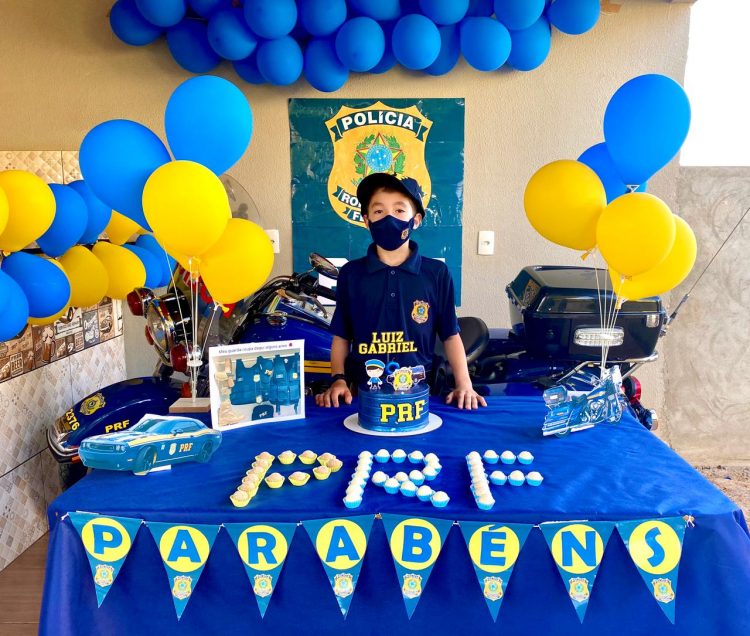 Festa surpresa de 9 anos do pequeno Luiz Gabriel reúne suas duas paixões: a PRF e o xadrez
