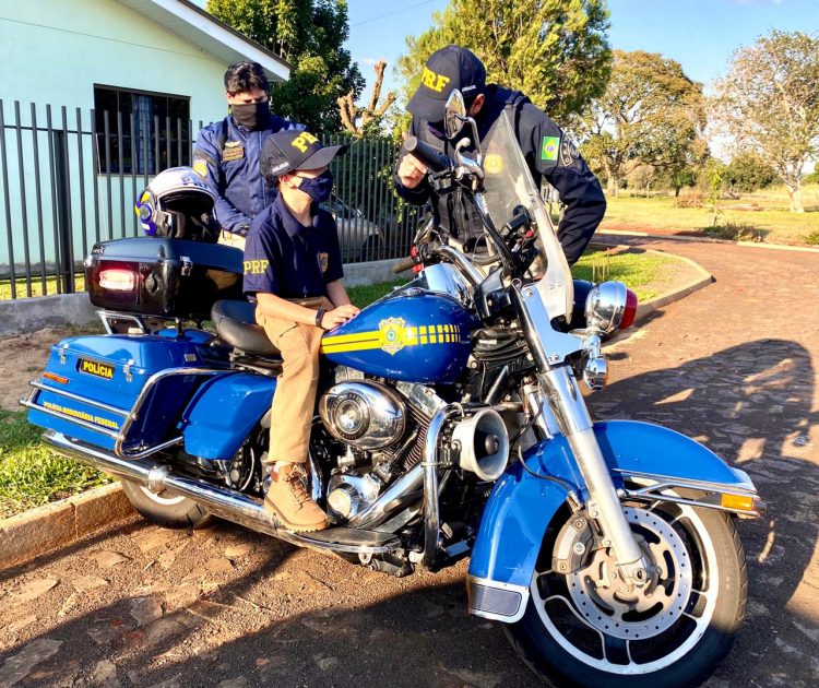 Festa surpresa de 9 anos do pequeno Luiz Gabriel reúne suas duas paixões: a PRF e o xadrez