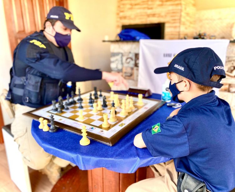 Festa surpresa de 9 anos do pequeno Luiz Gabriel reúne suas duas paixões: a PRF e o xadrez