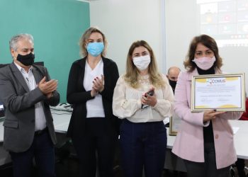 Secretaria de Saúde é homenageada pela condução da campanha de vacinação contra a Covid-19