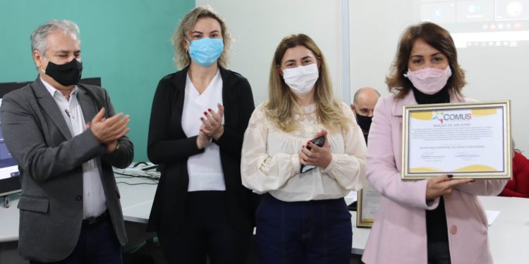Secretaria de Saúde é homenageada pela condução da campanha de vacinação contra a Covid-19