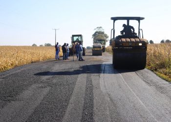 Estrada do Alto da Boa Vista recebe serviços de pavimentação asfáltica