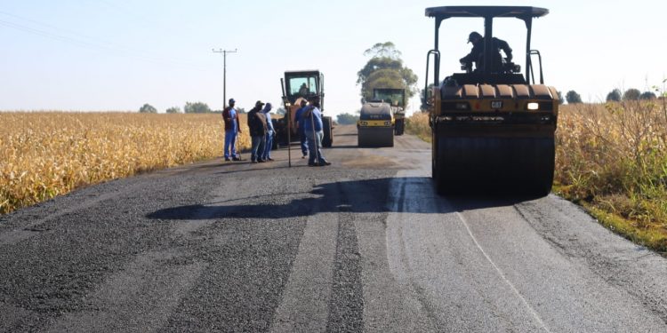 Estrada do Alto da Boa Vista recebe serviços de pavimentação asfáltica