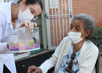 Paciente internada no Hospital Costa Cavalcanti é presenteada com um peixinho pela equipe Hope