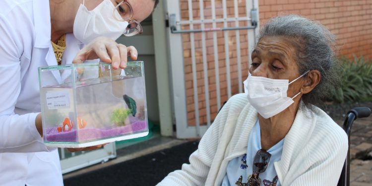 Paciente internada no Hospital Costa Cavalcanti é presenteada com um peixinho pela equipe Hope