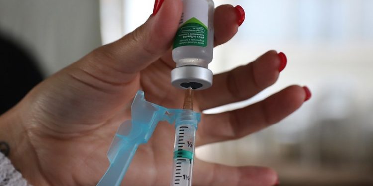Unidades de saúde estarão abertas neste sábado para vacinação contra a gripe