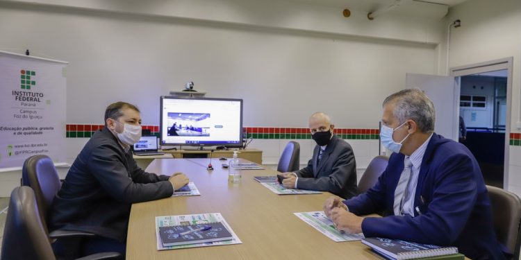 Parque Tecnológico Itaipu e IFPR avaliam parceria em projeto com foco em Educação 4.0