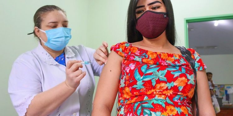 Gestantes e puérperas devem apresentar prescrição médica para receber a vacina contra a Covid-19