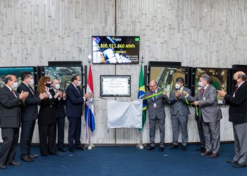 Diretores comemoram com empregados nova marca histórica da Itaipu