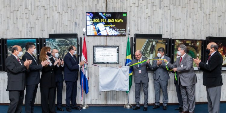 Diretores comemoram com empregados nova marca histórica da Itaipu