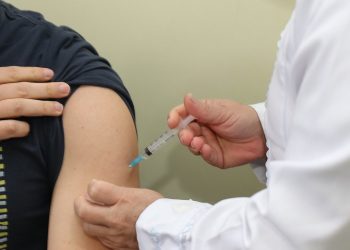 Vacinação contra a Covid é ampliada para pessoas com 28 anos ou mais