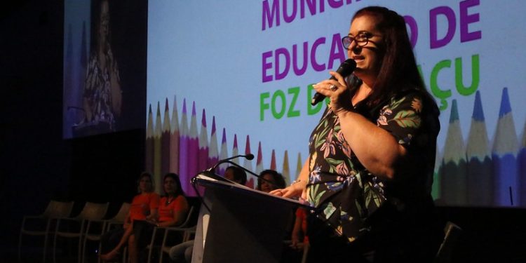 Mais de 2 mil profissionais da educação participam de seminário on-line
