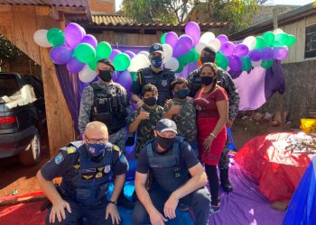 Guardas municipais fazem surpresa para crianças da comunidade da Brás