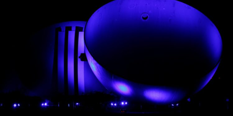 Contra o tráfico de pessoas, Itaipu ilumina edificações de azul