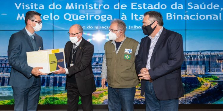Ministro da Saúde entrega 13 mil novos kits para testes RT-PCR para o laboratório do Hospital Costa Cavalcanti