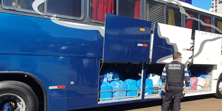 Operação Escudo retém dois ônibus de turismo em STI