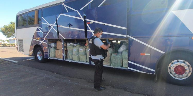 Operação Escudo retém ônibus de turismo com mercadorias irregulares em Santa Terezinha de Itaipu
