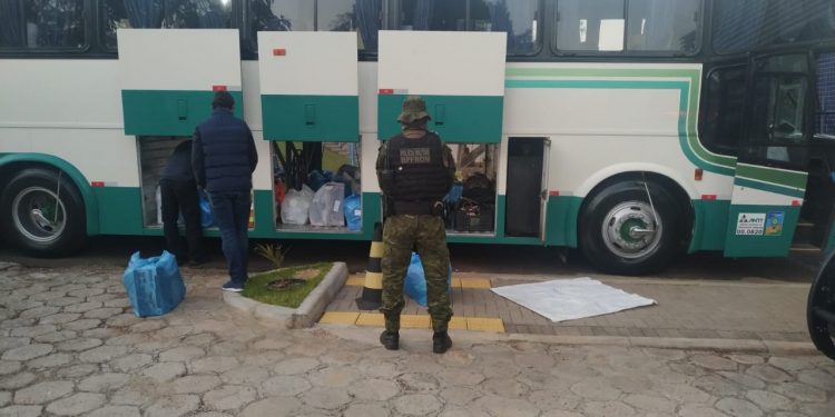 BPFRON e Receita apreendem ônibus carregado com contrabando em Foz