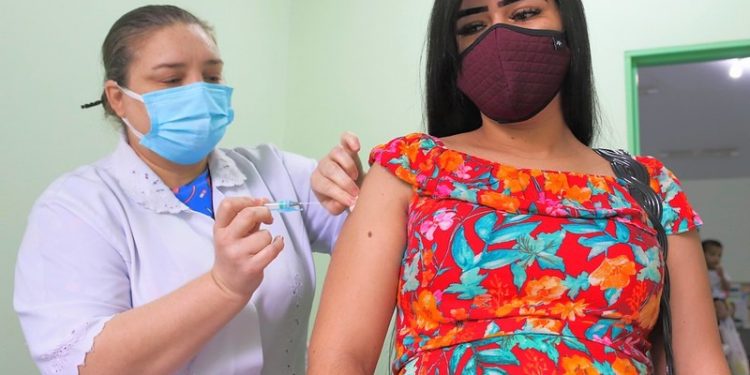 Ministério da Saúde orienta aplicação das vacinas Pzifer ou Coronavac em gestantes ou puérperas que receberam a primeira dose da AstraZeneca