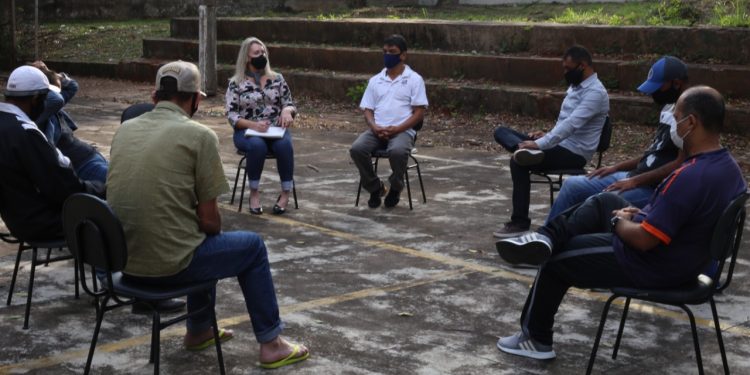 Mudança de vida: pacientes em reabilitação no Caps AD participam de rodas de conversa para compartilhar experiências