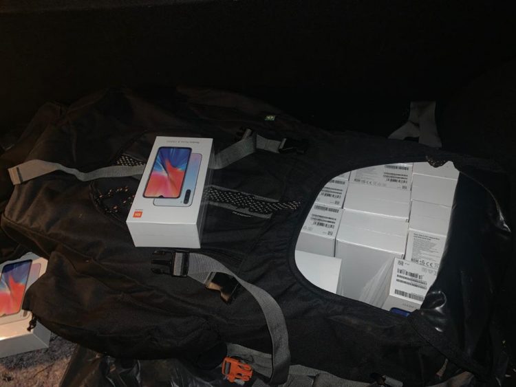 Receita Federal retém 3 veículos e cerca de 185 celulares nessa madrugada