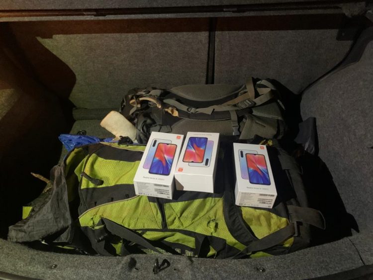 Receita Federal retém 3 veículos e cerca de 185 celulares nessa madrugada