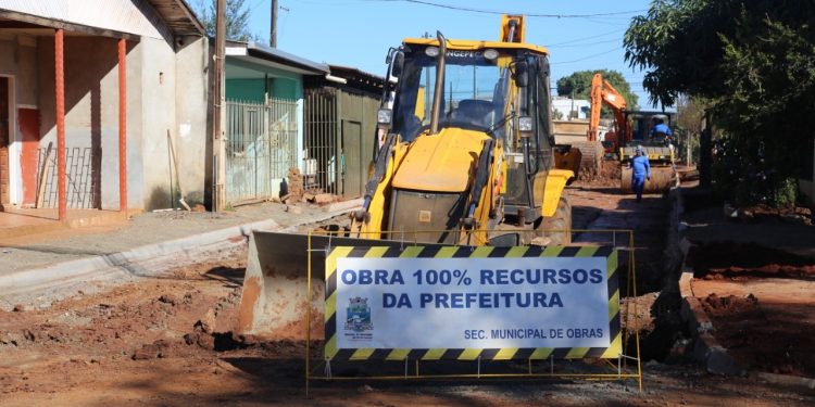 Rua Edmundo de Barros é preparada para pavimentação