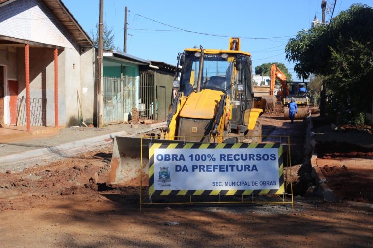 Rua Edmundo de Barros é preparada para pavimentação