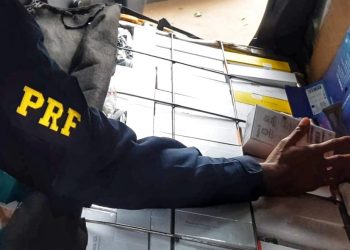 PRF apreende eletrônicos ocultos no banco traseiro do veículo em Céu Azul/PR