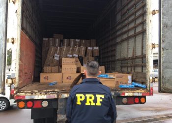 PRF apreende mais de 200 mil maços de cigarros contrabandeados no Paraná