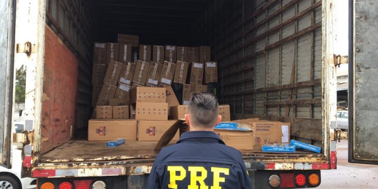 PRF apreende mais de 200 mil maços de cigarros contrabandeados no Paraná