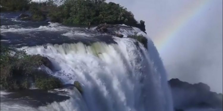 Vazão das Cataratas do Iguaçu atinge dois milhões de litros d’água por segundo