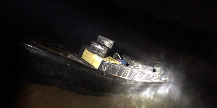 Forças de segurança apreendem barco e veículos carregados com cigarro contrabandeados em Santa Terezinha do Itaipu