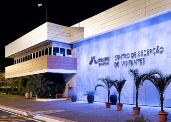 Itaipu ilumina edificações em referência à campanha Coração Azul