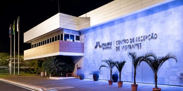 Itaipu ilumina edificações em referência à campanha Coração Azul
