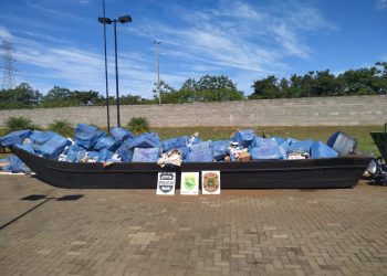 Forças de segurança apreendem uma pessoa e uma embarcação carregada de cigarros