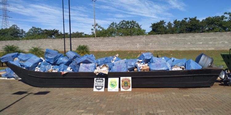 Forças de segurança apreendem uma pessoa e uma embarcação carregada de cigarros