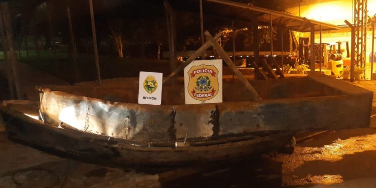 PF apreende canoa utilizada para contrabando no Rio Paraná