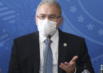 Prefeito acompanha ministro e secretário de Saúde na vacinação em Foz do Iguaçu