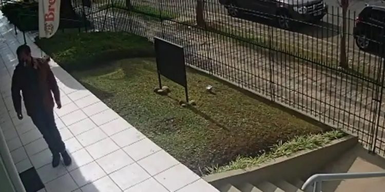 Polícia procura suspeito de estuprar funcionária de loja no Paraná; veja vídeo