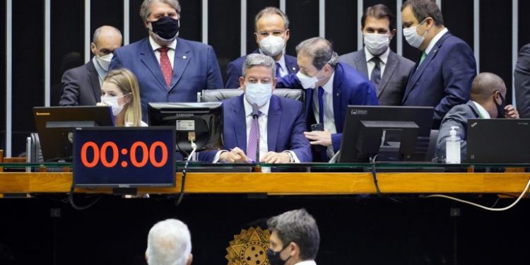 Câmara aprova projeto de combate a supersalários de agentes públicos