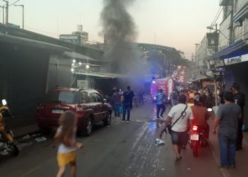 Incêndio destrói camelô no centro de Cidade do Leste