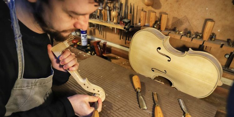 Com 85 fabricantes, Paraná é referência na produção de instrumentos musicais artesanais