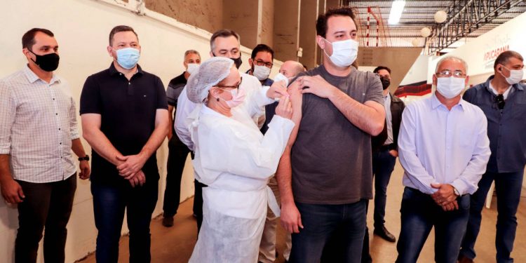 Governador Ratinho Junior é imunizado contra Covid-19 em Apucarana