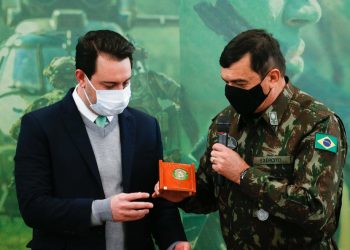 Governador recebe comandante-geral do Exército e apresenta estrutura do Paraná para Escola de Sargentos