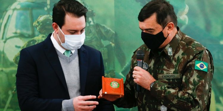 Governador recebe comandante-geral do Exército e apresenta estrutura do Paraná para Escola de Sargentos