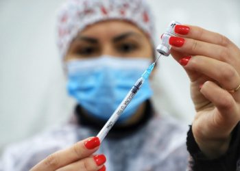 Quase 70% da população adulta do Paraná recebeu 1ª dose ou dose única da vacina contra a Covid