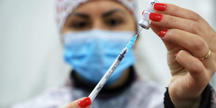 Quase 70% da população adulta do Paraná recebeu 1ª dose ou dose única da vacina contra a Covid